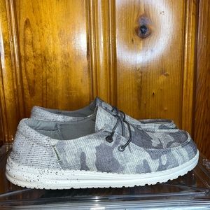 WOMENS CAMO HEY DUDES SIZE 9
